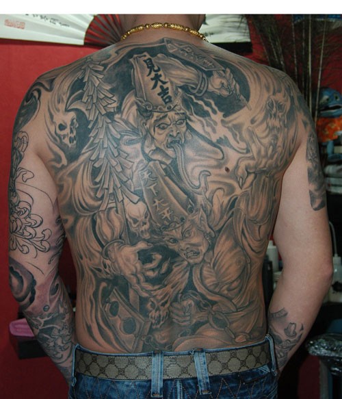 十足个性的满背黑白无常纹身