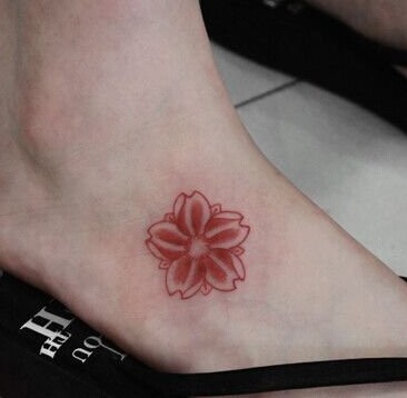 清新漂亮的脚背小花图腾刺青