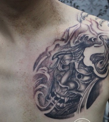 男人胸部个性的般若头像刺青