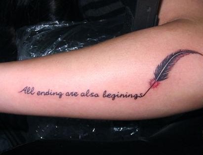 超唯美的手臂羽毛纹身