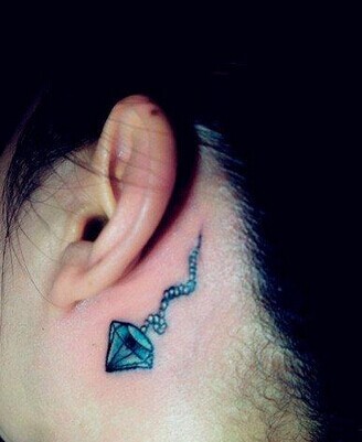 小巧的钻石图腾刺青