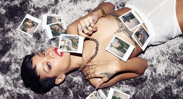 蕾哈娜身上个性的手枪刺青