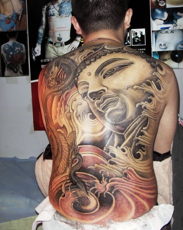 满背大气的佛纹身