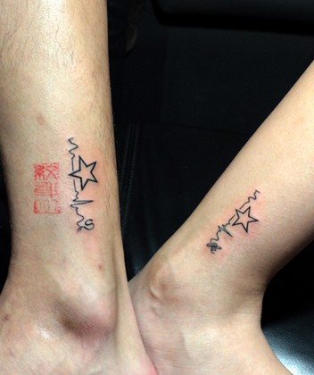 脚踝上的情侣心电图刺青