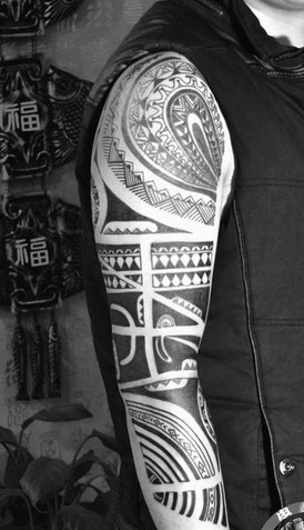 时尚大气的图腾花臂纹身