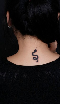 很有个性的小蛇刺青