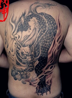 个性的神兽满背麒麟纹身