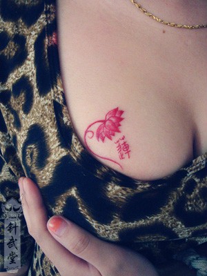 女人胸部性感的诱惑