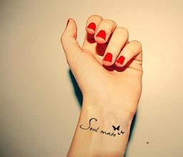 时尚小巧的手腕英文刺青