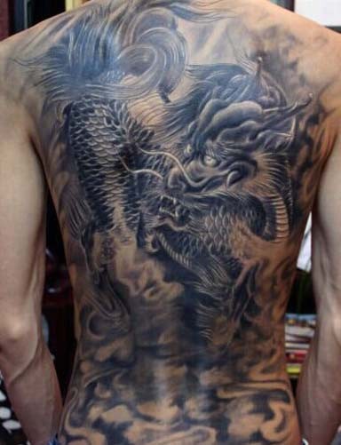 个性的神兽满背麒麟纹身