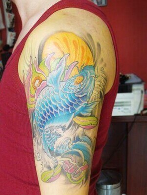 大臂时尚的鲤鱼纹身