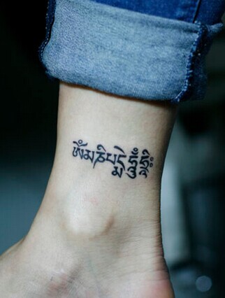 脚踝时尚的梵文刺青