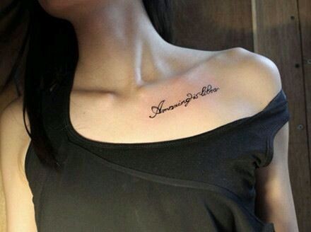 锁骨小巧的英文刺青