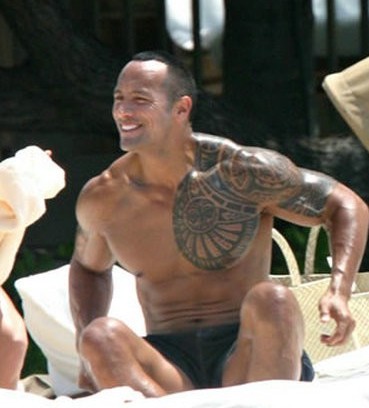 帅气逼人的半甲图腾刺青