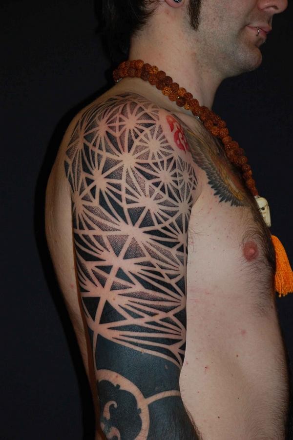 大臂帅气炫酷的图腾纹身