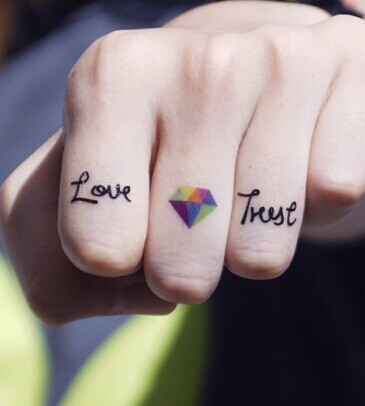 手指清新的钻石纹身