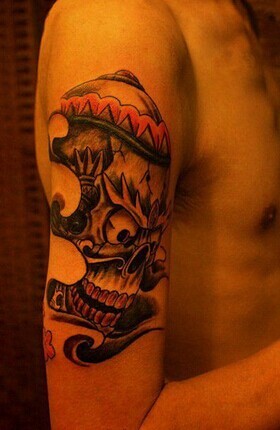 大臂霸气的骷髅纹身