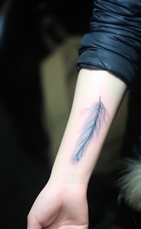 超唯美的手臂羽毛纹身