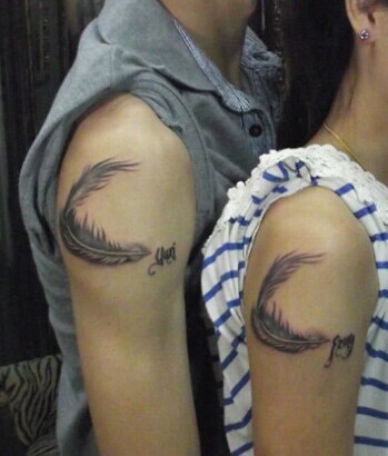 手臂漂亮的羽毛情侣纹身