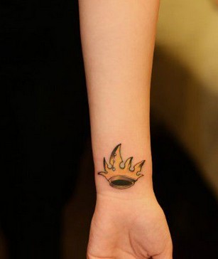 简约唯美的手腕图腾刺青