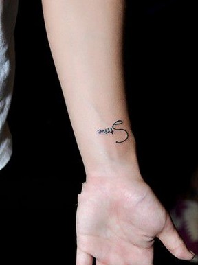 手腕小小的字母英文刺青