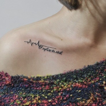 非主流少女的时尚简约英文刺青