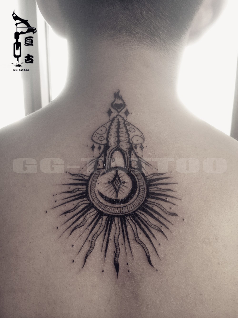 男人背部抽象刺青