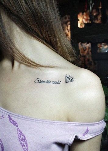 锁骨时尚的钻石英文刺青
