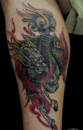 小腿部霸气的麒麟刺青