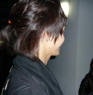 天天兄弟 小五耳朵后面小小的图腾刺青