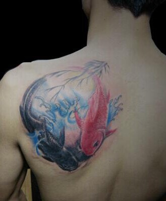 男人肩部个性鲤鱼刺青