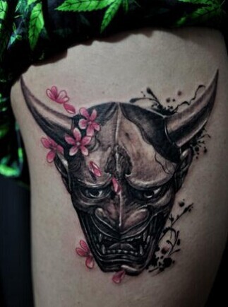 大腿时尚的般若纹身