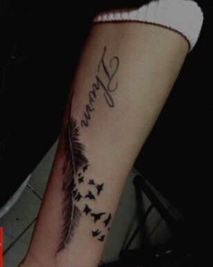 超唯美的手臂羽毛纹身