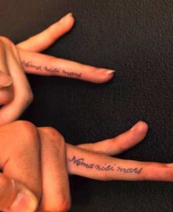 时尚简单的情侣手指英文刺青