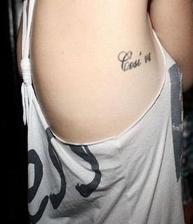 美女肋部性感清新的英文刺青