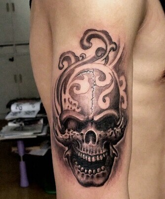 大臂霸气的骷髅纹身