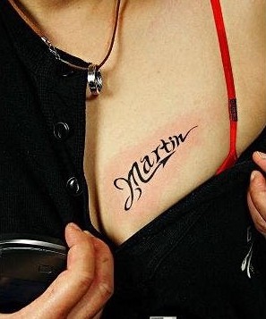 女人胸部性感的英文刺青