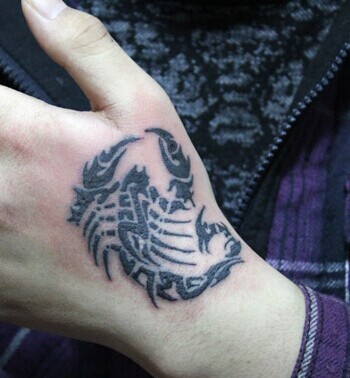 虎口个性的蝎子图腾刺青
