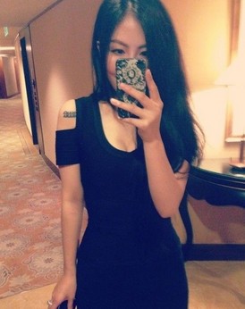 小巧优雅的锁骨英文刺青