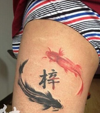 腿部漂亮鲤鱼纹身
