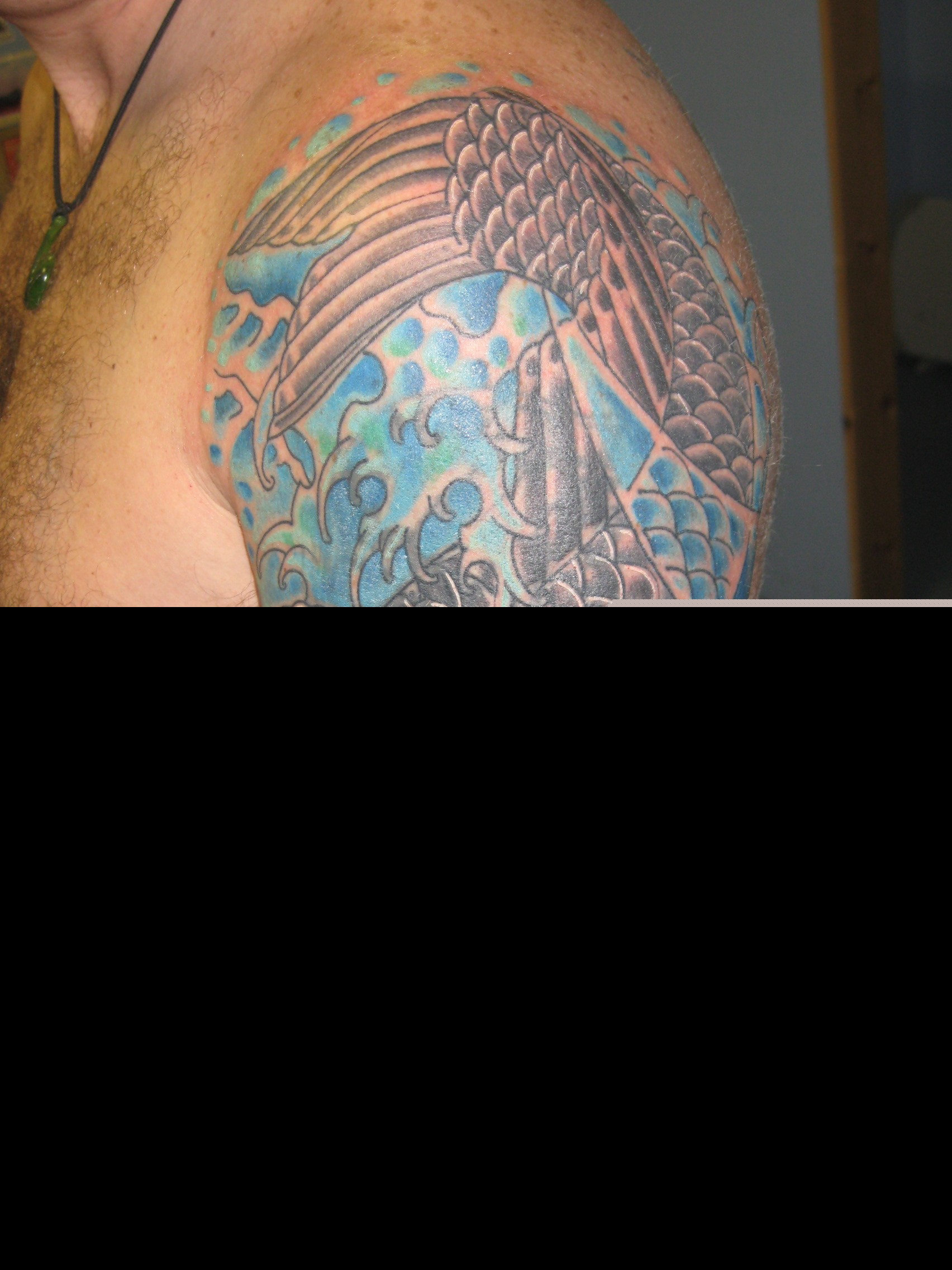 大气时尚的鲤鱼纹身