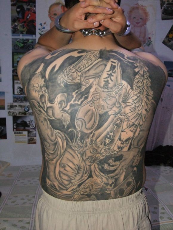 十足个性的满背黑白无常纹身