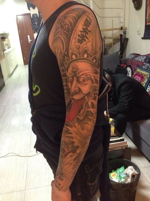 很有个性的黑白无常花臂纹身