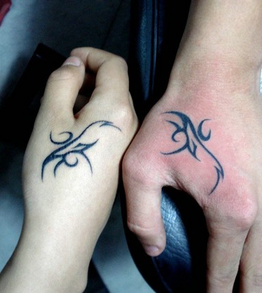 虎口漂亮的情侣图腾刺青