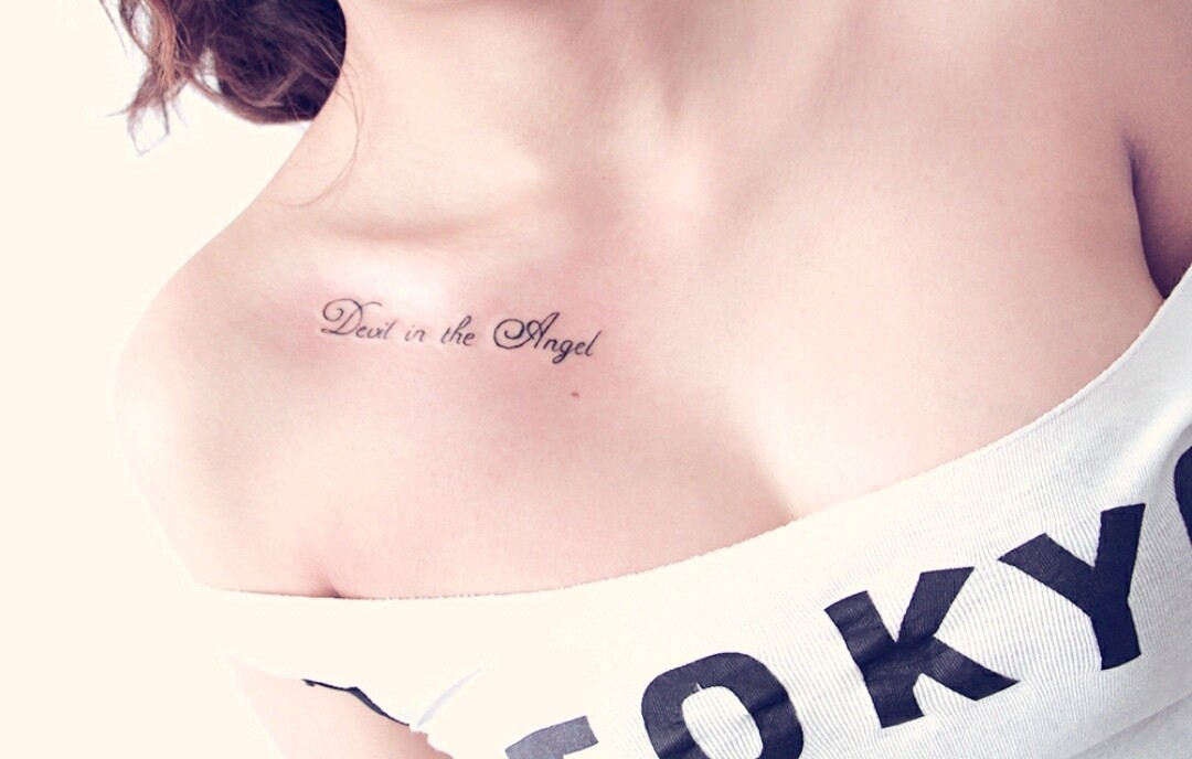 非主流少女的时尚简约英文刺青