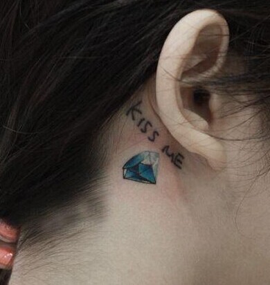 小巧的钻石图腾刺青