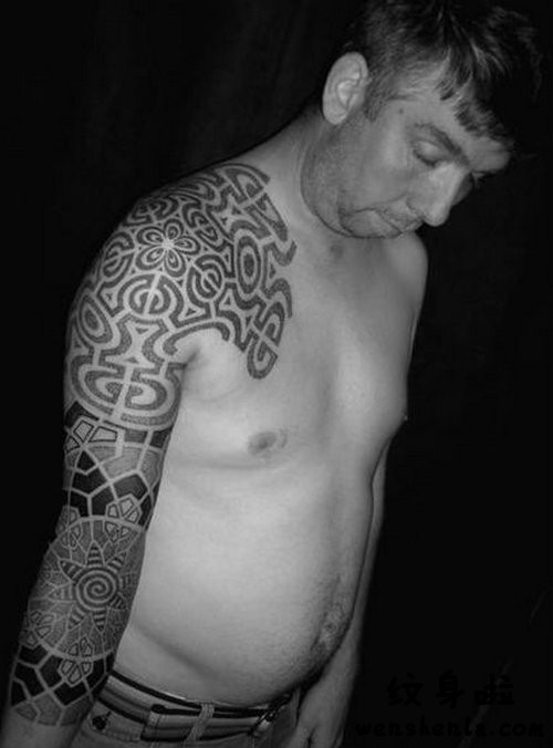 欧美男士帅气的半甲图腾花臂刺青