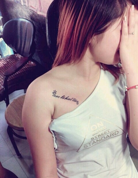 锁骨小巧的英文刺青