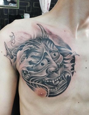 男人胸部霸气的般若头像刺青