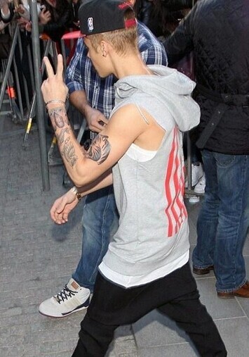 人气歌手 贾斯丁比伯花臂刺青